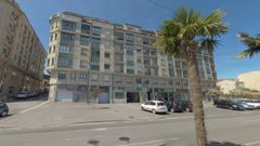 En Ribeira se subasta un piso en un bloque de edificios con frontal al Paseo das Carolinas.