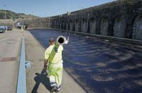 Trabajos para la mejora del asfaltado en la zona de la lonja laxense, ayer por la ma�ana. 