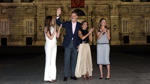 La infanta Sofia, Felipe VI, Letizia y la princesa Leonor saludan al pblico en la fachada de la Puerta del Prncipe del Palacio Real