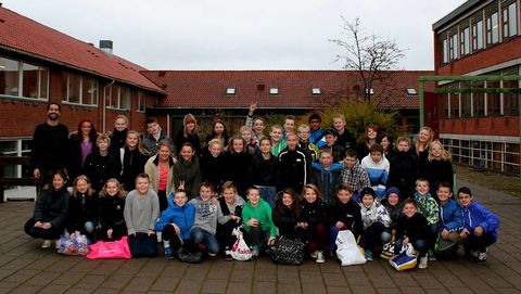 Eduardo, con los alumnos de su colegio de Haarlev