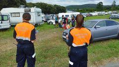 Imagen de archivo de dos voluntarias de Proteccin Civil en el Festival de Ortigueira.