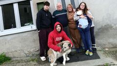 Conchi Fraga junto a su marido, sus tres hijos, su nieto y el perro, el d�a que llegaron a su nueva casa, en O Viso