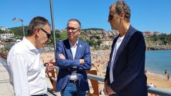 De izquierda a derecha, el alcalde de Goz�n, Jorge Su�rez; el consejero de Salud, Pablo Fern�ndez Mu�iz; y el director de la Agencia de Seguridad Alimentaria, Sanidad Ambiental y Consumo, Jos� Ignacio Altolaguirre