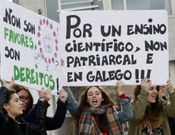 Los estudiantes, en la manifestaci�n celebrada en Burela. 