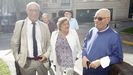 Rafael Pillado (a la derecha), acompaado se su abogado y de Cristina Almeida, a la entrada en el Juzgado de Ferrol el da de la celebracin de la vista.