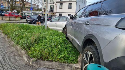 Coches mal aparcados en los accesos al colegio Santa Mar�a del Mar