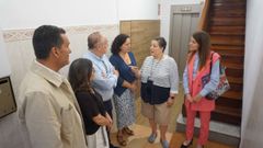La delegada de la Xunta en A Coru�a, Bel�n do Campo, junto a la directora territorial de la Conseller�a de Vivenda, Bego�a Freire, durante su visita al nuevo ascensor