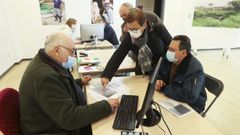 Vecinos de Vimianzo, hace un a�o, asesor�ndose