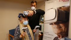 El investigador Pablo Campo con Tinita Montoya, en octubre del 2021, durante una demostraci�n con el casco de realidad virtual inmersiva en Saraiva S�nior