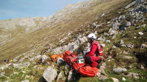 Efectivo del SEPA en el rescate a la monta�era francesa herida en el Urriellu