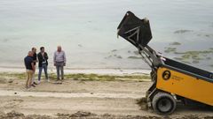 Luis L�pez, acompa�ado de �ngel Moldes, anunci� esta iniciativa en la playa de Cabeceira