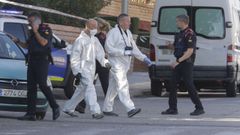 Agentes de los Mossos en el lugar donde se produjeron los hechos, cerca de una comisar�a de Tarragona