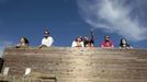 Turistas de Bilbao y de Toledo observan este fin de semana las vias de Doade desde el mirador de Soutochao 