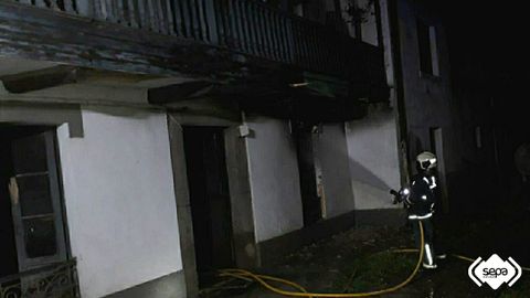 Efectivos de bomberos apagando el fuego
