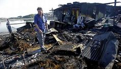 Benjam�n Romero, due�o de la infravivienda calcinada, entre los escombros que quedaron tras el incendio en la conservera.