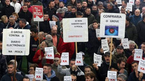�Se non sabedes que � a pesca, dimitide�, rezaba uno de los carteles en la concentraci�n de cientos de pescadores del 12 de enero, en Cambados, que encabez� la rebeli�n contra los nuevos controles.