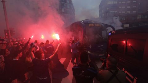 El autobs del Real Oviedo, durante el recibimiento previo al derbi asturiano