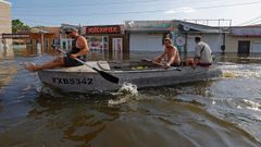 Varias personas navegan por las zonas inundadas de Jers�n.