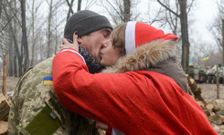 Una activista besa a un soldado del ej�rcito ucraniano desplazado en el frente del este del pa�s