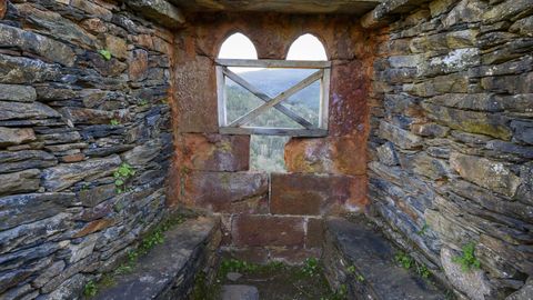 Una ventana del castillo de Os Novais, en Quiroga, construida con pedra cabaleira 