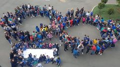 Imagen de archivo de la celebraci�n del D�a del Autismo (en abril) en un colegio de Silleda. El lazo azul es el signo distintivo de las agrupaciones sobre el autismo