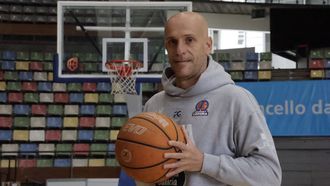 Carles Marco, t�cnico del Leyma Coru�a, posa para La Voz antes del primer partido de la eliminatoria contra el Menorca