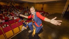 Luis Vallecillo, onte, con escolares de Vimianzo no auditorio municipal 