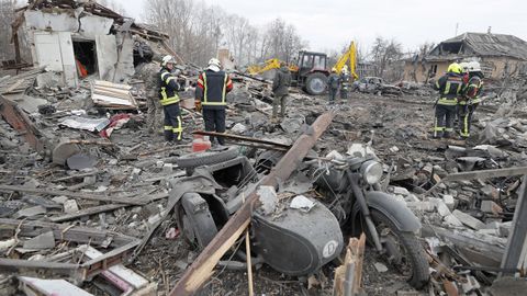 Destrozos en una zona residencial de Kiev