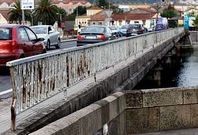 La Xunta plantea eliminar la acera derecha del puente y centrar el tr�nsito peatonal por el de piedra.