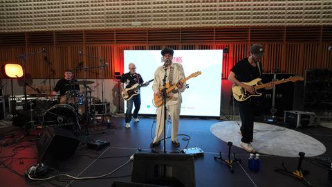 Los Acebos tocando en el acto.