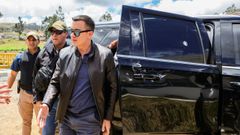 El presidente Noboa, junto al cochedaado durante el ataque a su convoy.