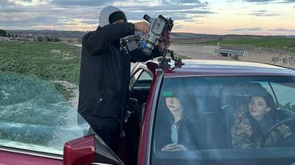 Dosil (abajo a la derecha, al volante), durante una grabaci�n en la que particip�.
