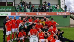 El plantel burelista celebra la victoria con los aficionados verdes que se desplazaron este domingo a Ordes. 