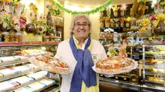 Jos� Manuel Garc�a Otero lleva m�s de medio siglo haciendo roscas en la confiter�a T�bora y dice que siguen siendo las reinas de la Pascua, aunque tambi�n venden muchas monas. Este a�o saldr�n cientos de su obrador, muchas de ellas para padrinos que de ni�os ya las disfrutaban y que ahora se las regalan a sus ahijado, dice con orgullo el nieto pol�tico del fundador de la confiter�a silledense. 