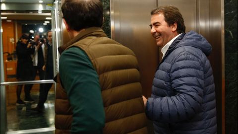 Carlos Negreira llegando a la sede del PP en A Corua