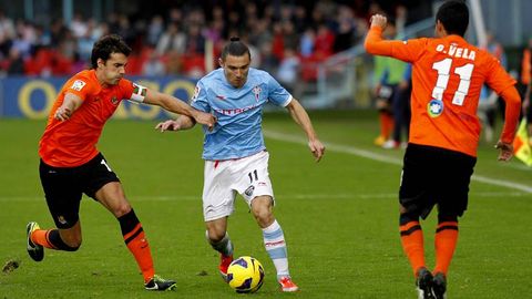 Pranjic, entre dos rivales de la Real