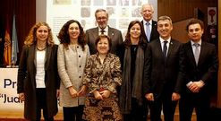 Ana Fern�ndez, cuarta por la izquierda, entre la secretaria general de Sanidad, Pilar Farjas, y Luis Verde.