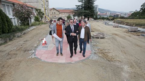 Fernández ores y Miguel Carballeda, acompañados por el concejal de Urbanismo., Xaquín Moreda,  en los terrenos que se están urbanizando en el entorno de la ONCE