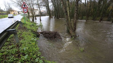 La lluvia de los ltimos das han provocado el desbordamiento del ro Cinsa en Seoane y A Vide en Monforte. 
