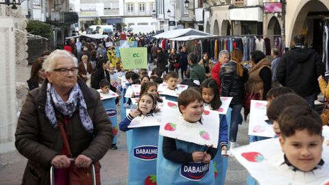 Los nios del Jaime Balmes disfrazados de contedores de reciclaje. VOZ NATURA