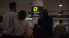Personas esperando a viajeros en el aeropuerto de El Prat, el ms afectado por los retrasos de los vuelos
