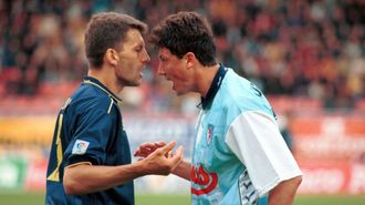 Lubo Penev, encar�ndose con Djukic en un Compos-Valencia
