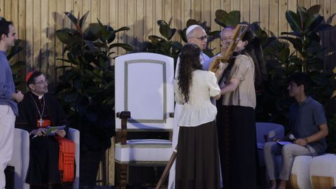 El papa Le�n XIV firma una cruz a los j�venes.
