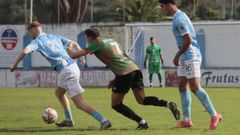 Peli conduce el bal�n ante Jos� Varela en el derbi lucense contra el Racing Vilalb�s.