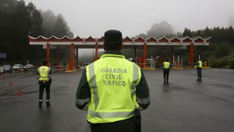 Imagen de archivo de un control de trfico en la autopista. 