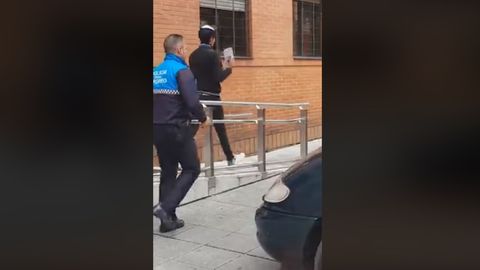 El acusado del �caso Shamira� saliendo del juzgado de Langreo 