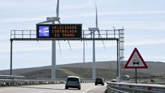 Paneles que informan del radar de tramo en O Fiouco, en la A-8 entre Abadn y Mondoedo