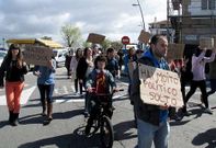 Los alumnos de Monte da Vila recorrieron varias calles de O Grove con sus pancartas.