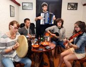 <span lang= es-es >Druidas da Rolda</span>. <span lang= gl >Abre o concerto o grupo composto por mozos e mozas de Vimianzo e doutros concellos da volta. No seu repertorio imperan os ritmos de pub irland�s.</span> 