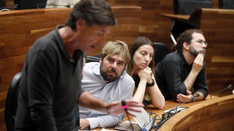 El portavoz de Podemos, Enrique L�pez (i), durante su intervenci�n en el pleno 